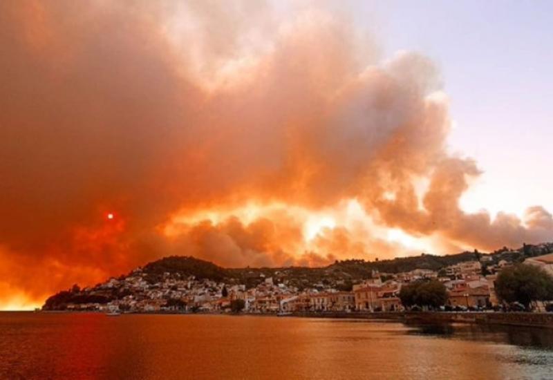 Grčka i dalje u plamenu:  Vlasti pozivaju na evakuaciju, ljudi ne žele ostaviti domove